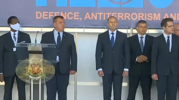 Радев откри изложба за отбранителна техника