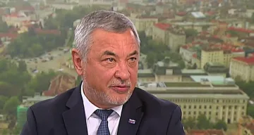 Радев е вечно сърдитото дете, което тропа с крака