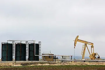 Петролът скочи с 5 процента