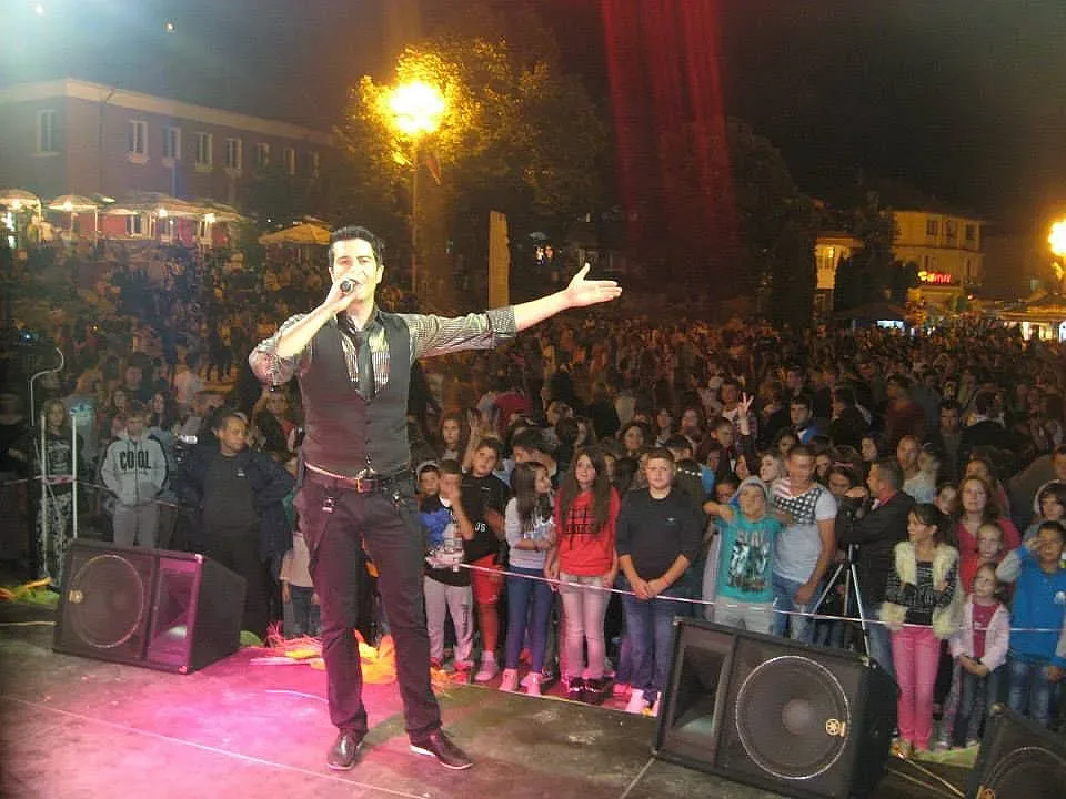 Фолк певец оцеля след удар в стълб