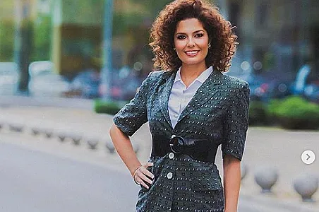 Алекс Сърчаджиева блести с ретро къдрици