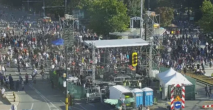 Орлов мост пак се напълни, движението спря