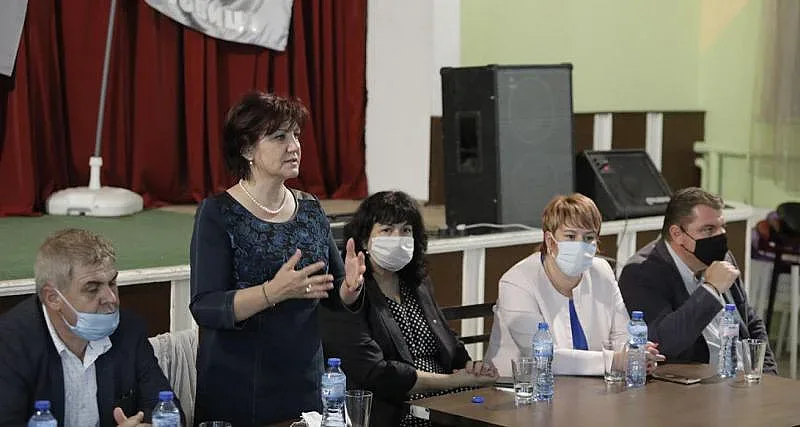 Караянчева: Радев е разединител на нацията