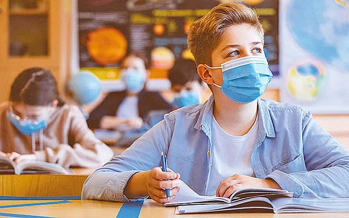 Без глоби за директори заради маска на ученик