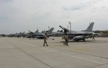 Пилотите ни на Ф-16 по-богати от американците