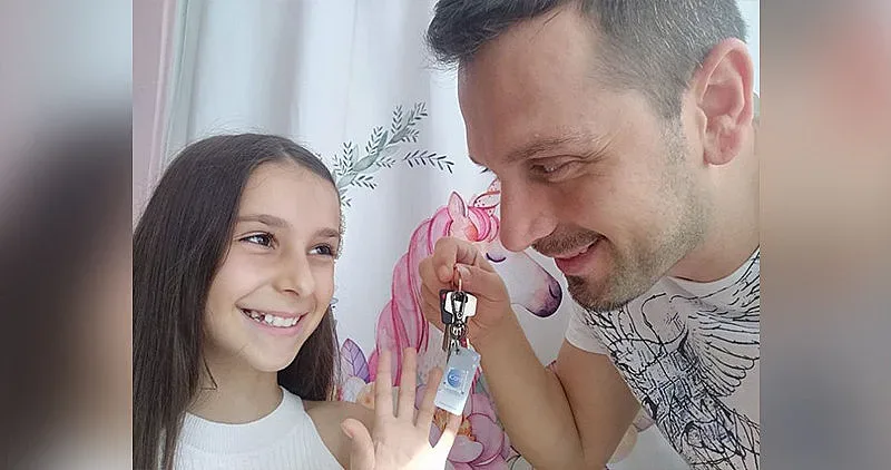 Дъщерята на Александър Сано ходи на училище с модерен ключодържател