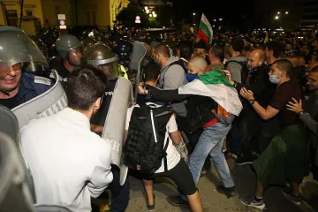 СДВР показа кадри от сблъсъка протестъри-полиция