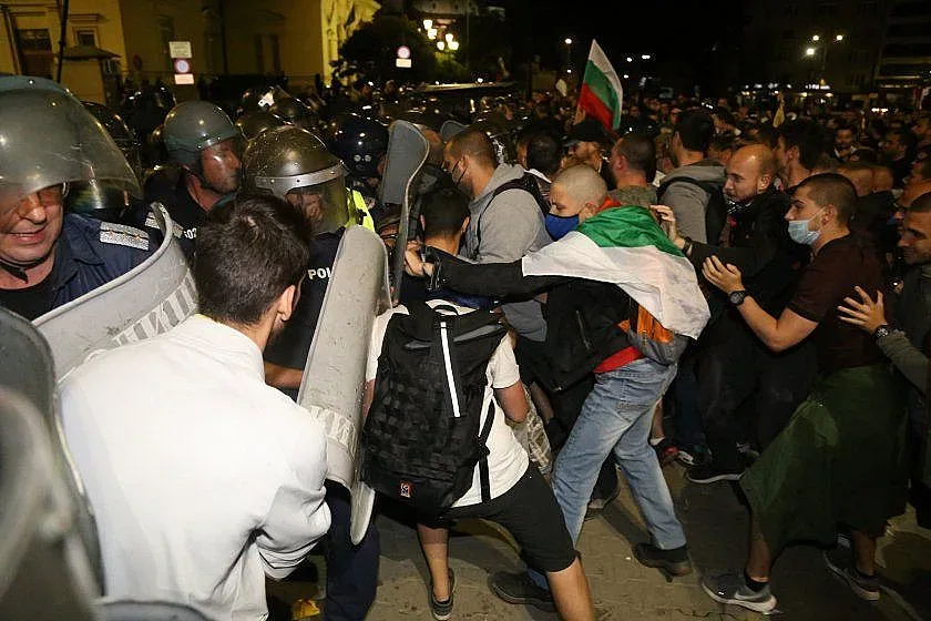 СДВР показа кадри от сблъсъка протестъри-полиция