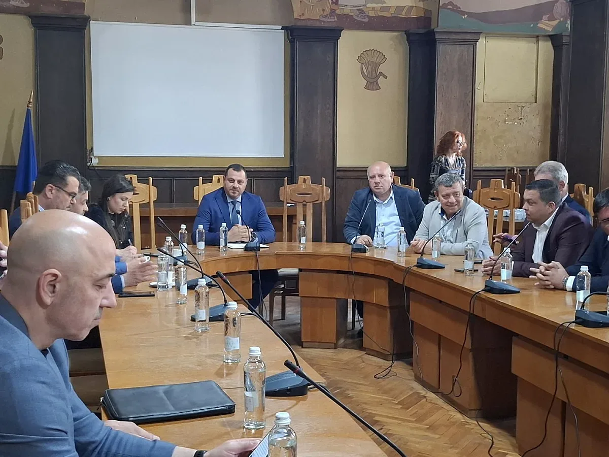 Областният управител събра кметовете и народните представители на работна среща