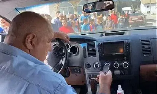 На кого звънна Борисов заради уволнена жена