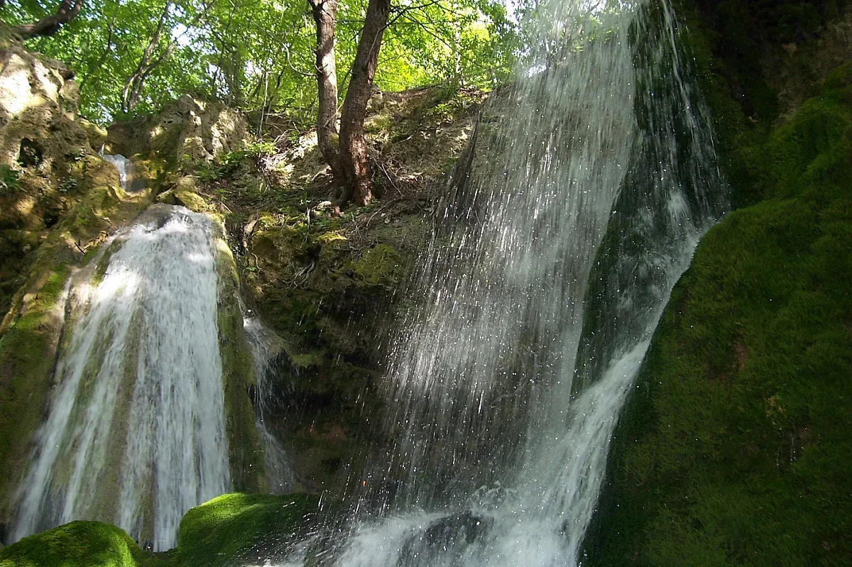 Прелестен водопад дава старт на няколко атракции