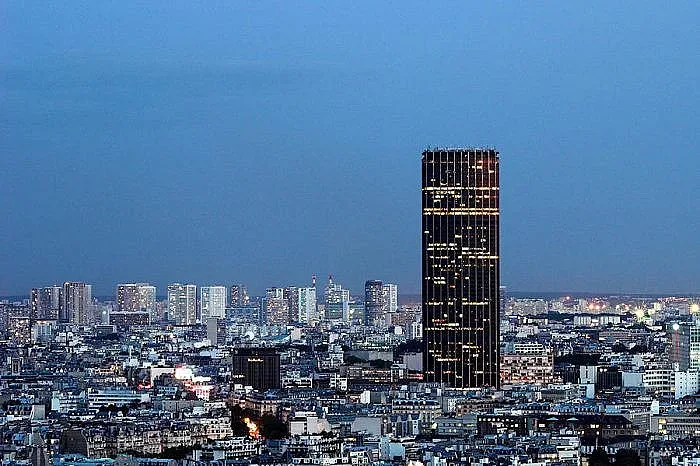 Задържаха мъж, опитал да изкачи небостъргач