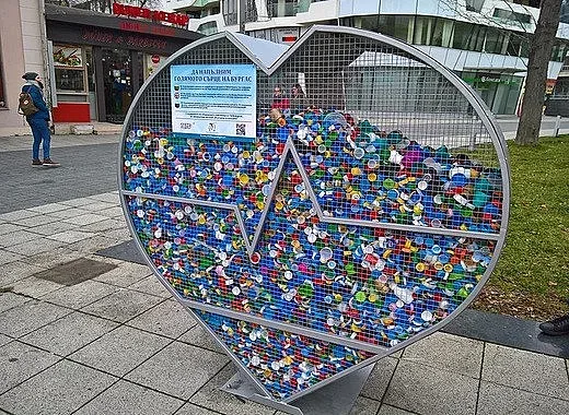 Ученици събират капачки да купят линейка