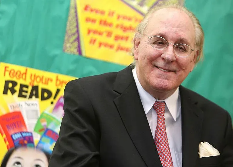 Почина авторът на "Форест Гъмп"