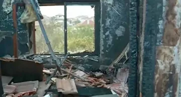 Полицаи помагат на колега с изгорял дом