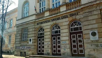 Намериха 39 контактни на заразения ученик от Русе