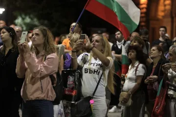 Ако си умен, ти крещят "оставка!"