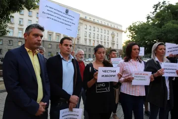 Полиция обгради парламента /ОБНОВЕНА/