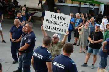 Контрапротести: Радев,оставка!