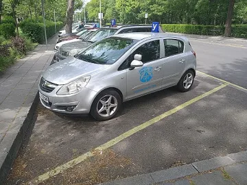 Слагат GPS на учебните коли