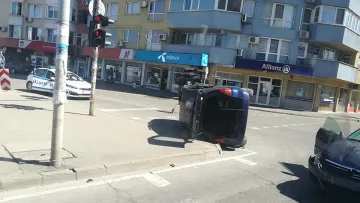 Кола се обърна в столичния "Младост"