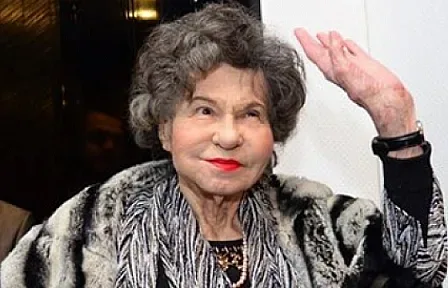 Портрет на Стояна цъфна край брега