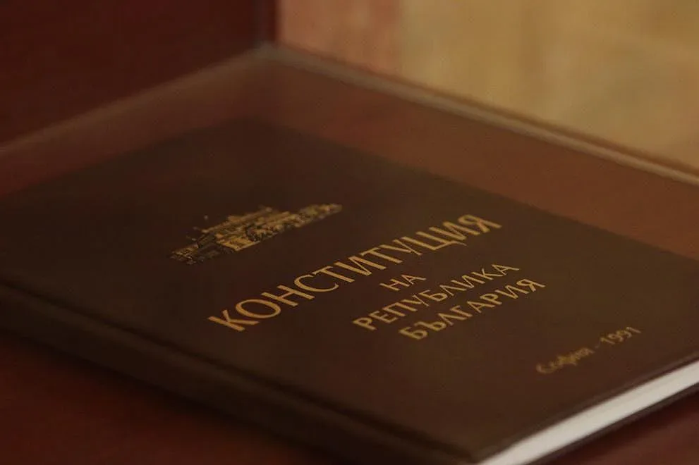 Преподаватели от юридическите факултети скочиха срещу Радев