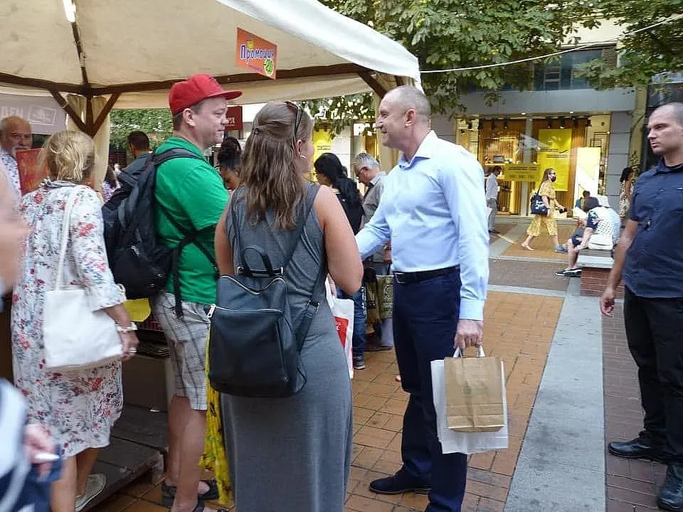 Румен Радев се разходи без охрана по "Витошка"