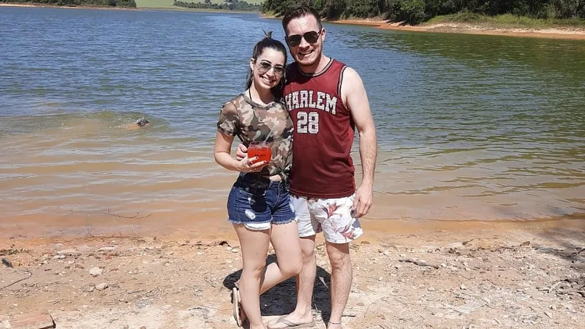 Младоженец целуна съпругата си и се спомина