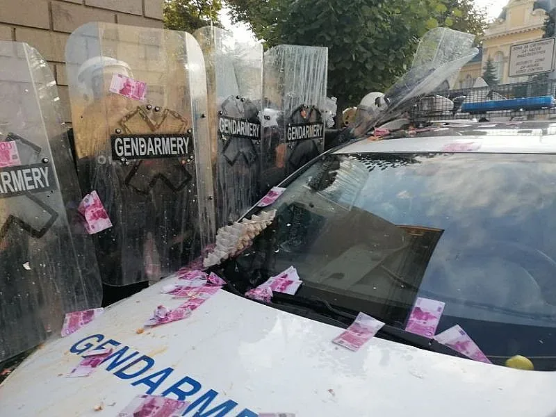 Арестуваха младеж с нож на протеста