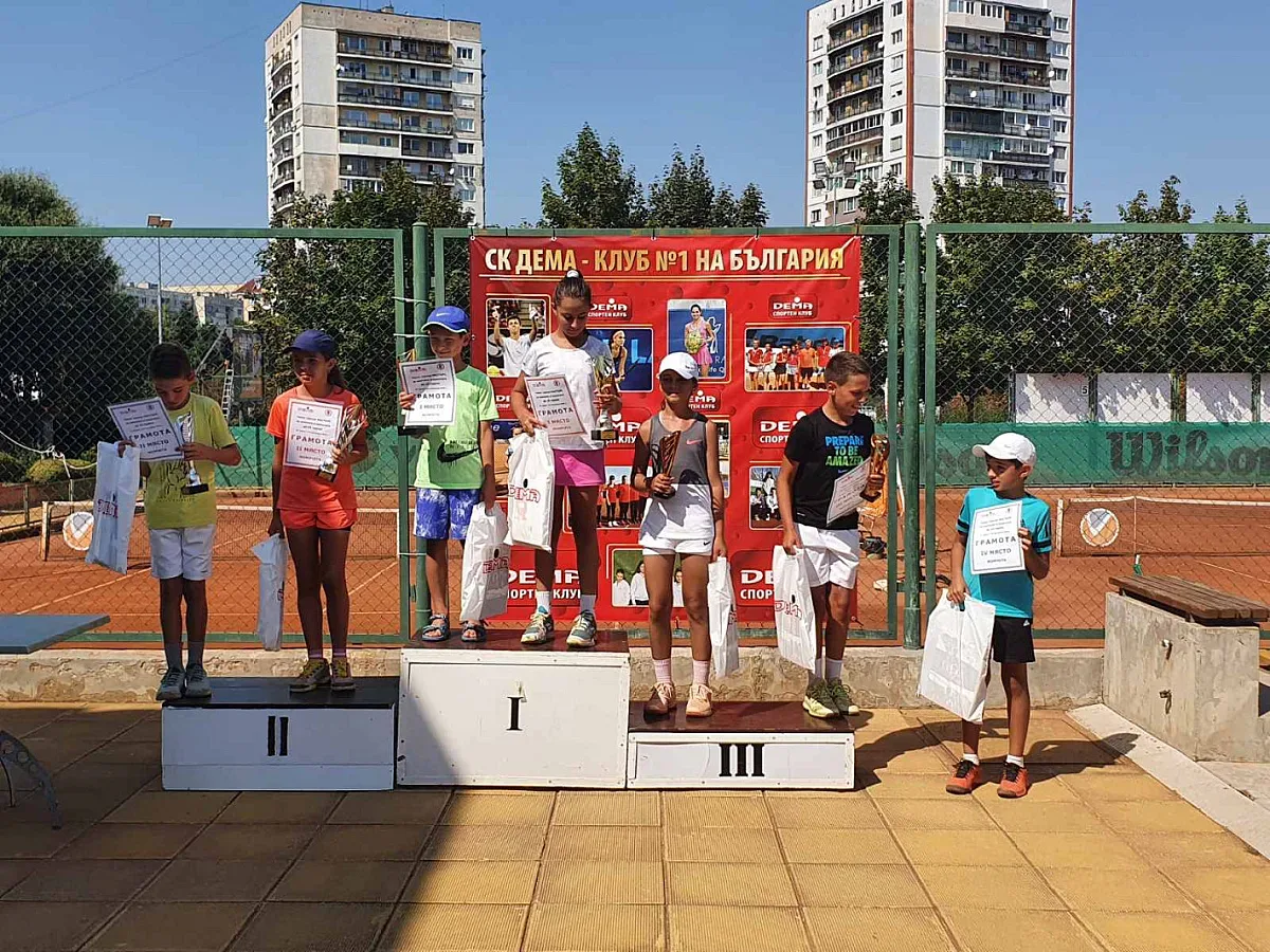 Таланти в тениса поздравиха Цвети