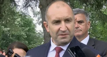 Радев с нова тактика: Взе да защитава Божков