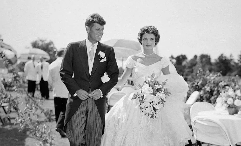 Водопровод скапал сватбената рокля на Джаки Кенеди