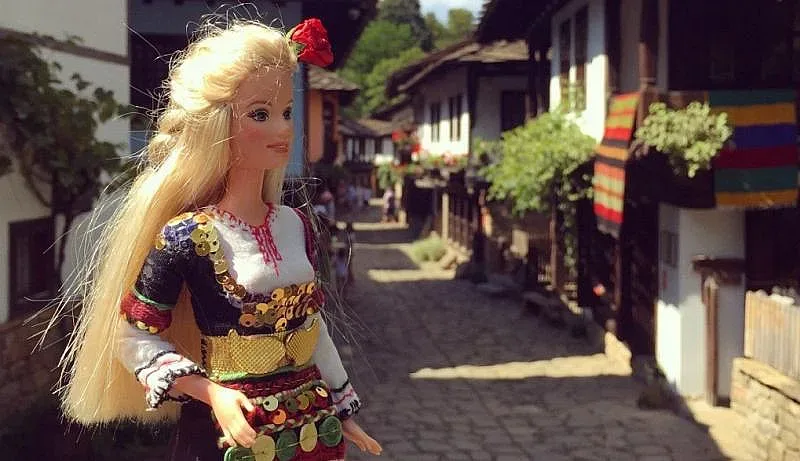 Куклата Барби облече българска носия (СНИМКИ)