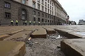 Искат Банов да глоби триото за изкъртените павета