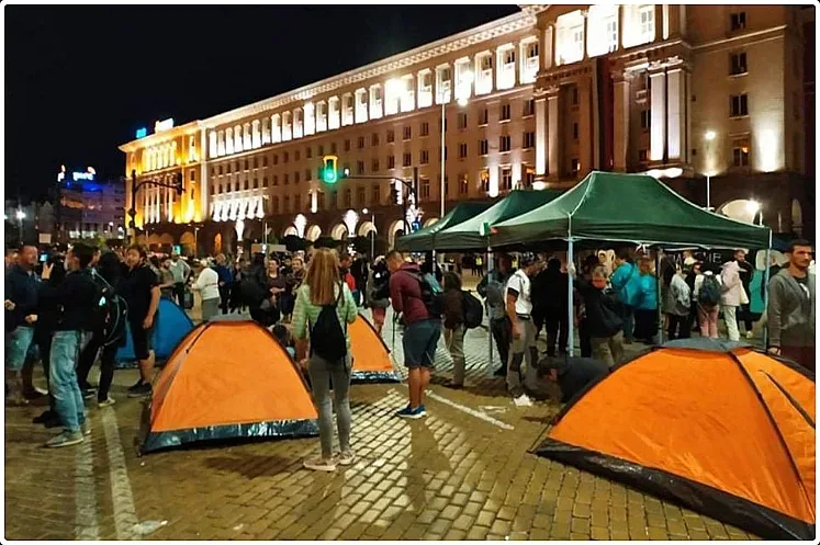 200 лв. глоба за палатка на паветата