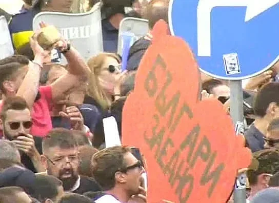 Задържаха треньора с паветата