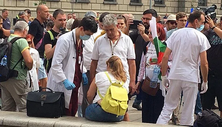 Спешни медици помогнали на десетки ранени полицаи