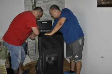 Продължава подмяната на стари печки с нови на екогориво в Бургас