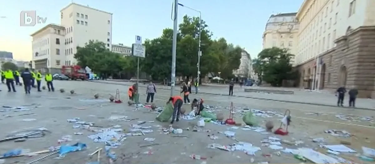 Тонове боклуци след безредиците