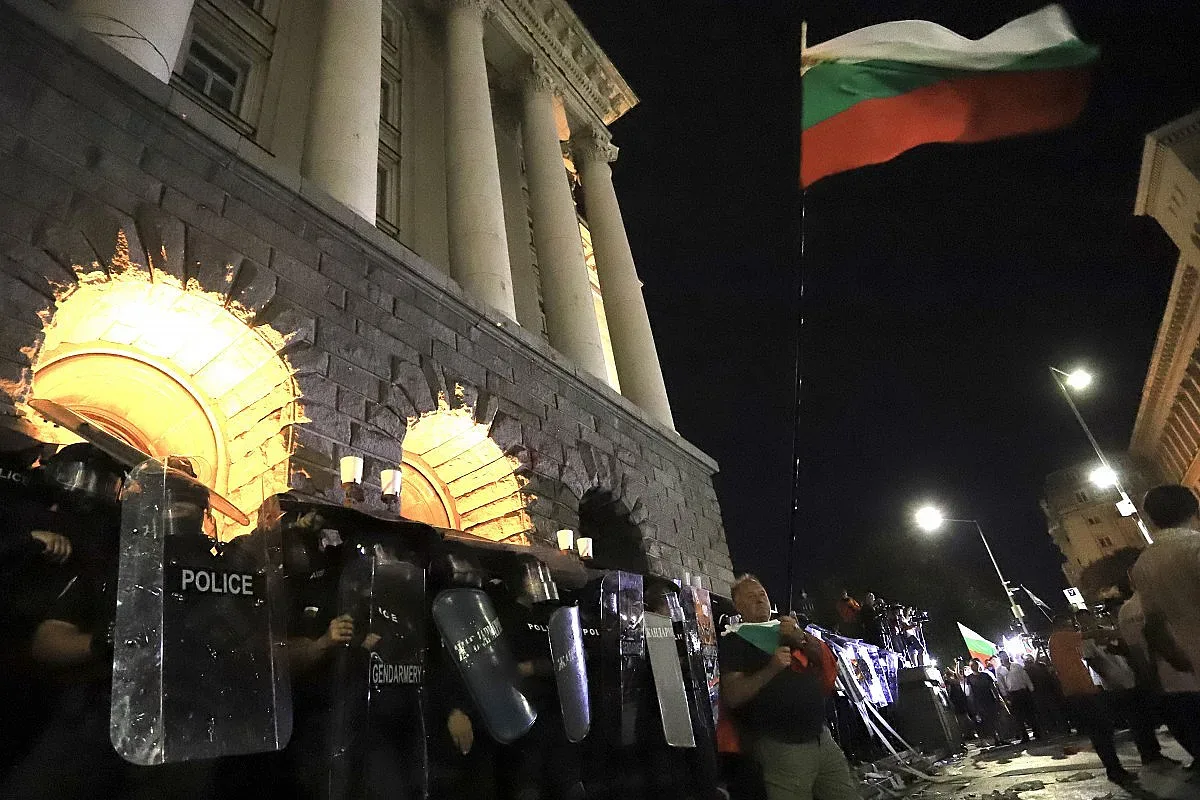 Почнаха арести. Жандармерията: Разпръснете се!