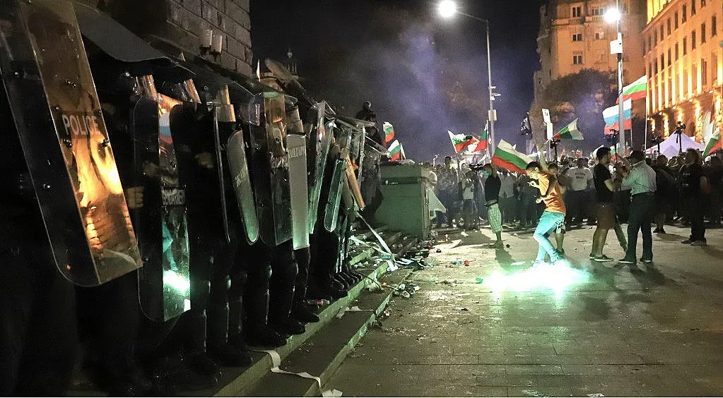 Зловещо. 30 мин. бомби и павета по полицаите/ОБНОВЕНА/