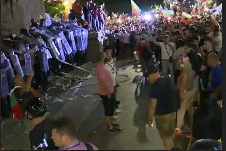 Напрежението ескалира. Бомбички по полицаите