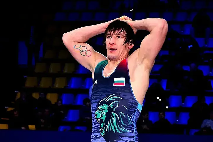 Депутат помириса медала от световното по борба и го изпусна