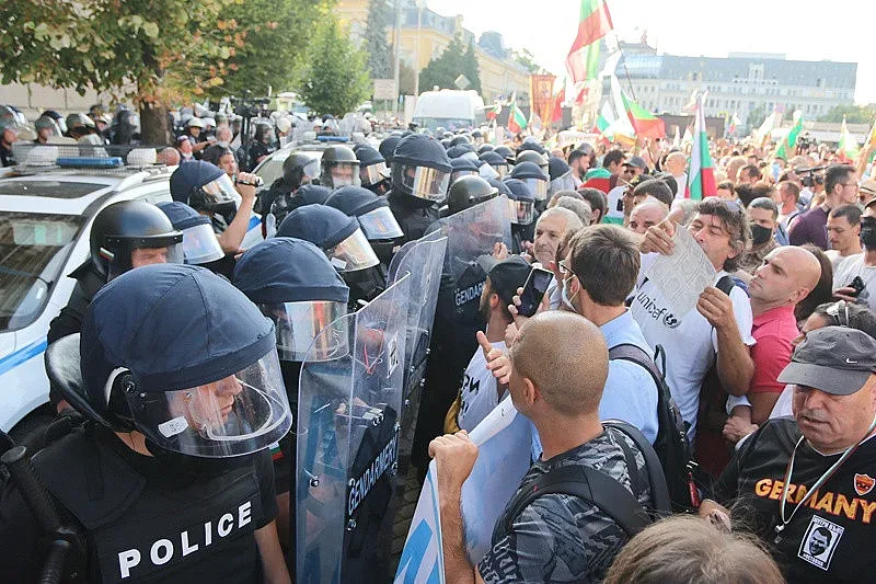 Замерят с павета полицаите, пореден ранен