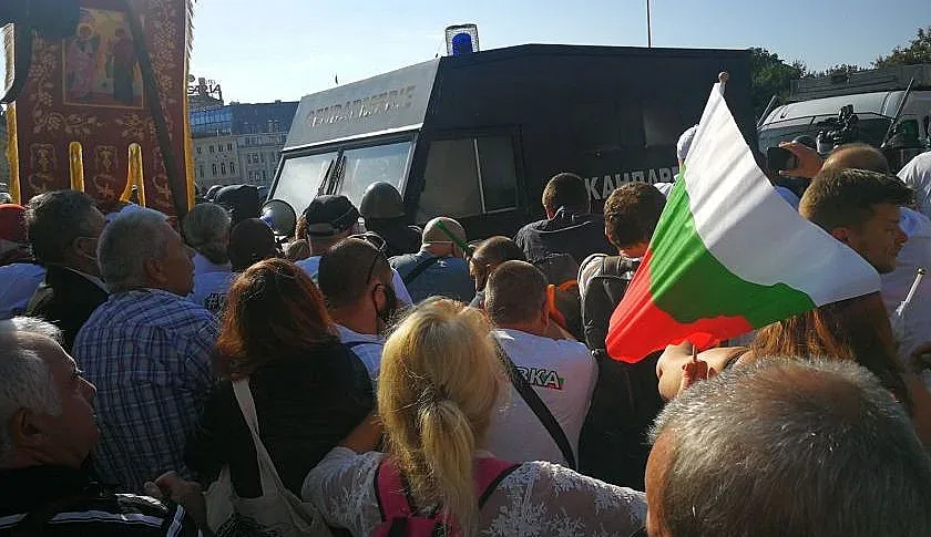 Полицията ще използва сила, ако агресията продължи