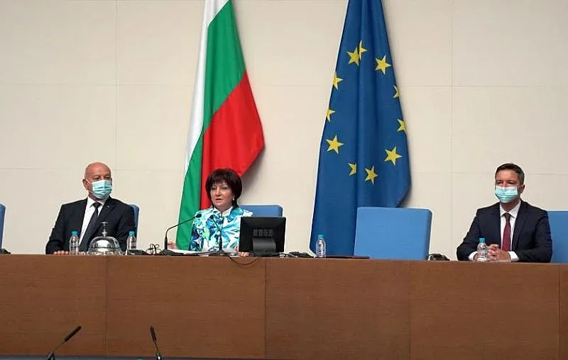 ГЕРБ напуснаха пленарната зала заради Радев