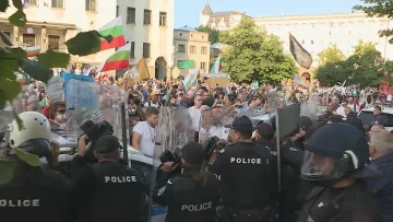 Протестъри в сблъсък с полиция при парламента