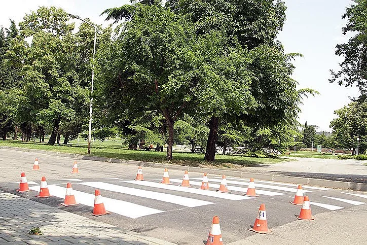 Обновяват пешеходните пътеки около училищата в Стара Загора