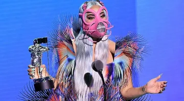 Лейди Гага триумфира на наградите на MTV